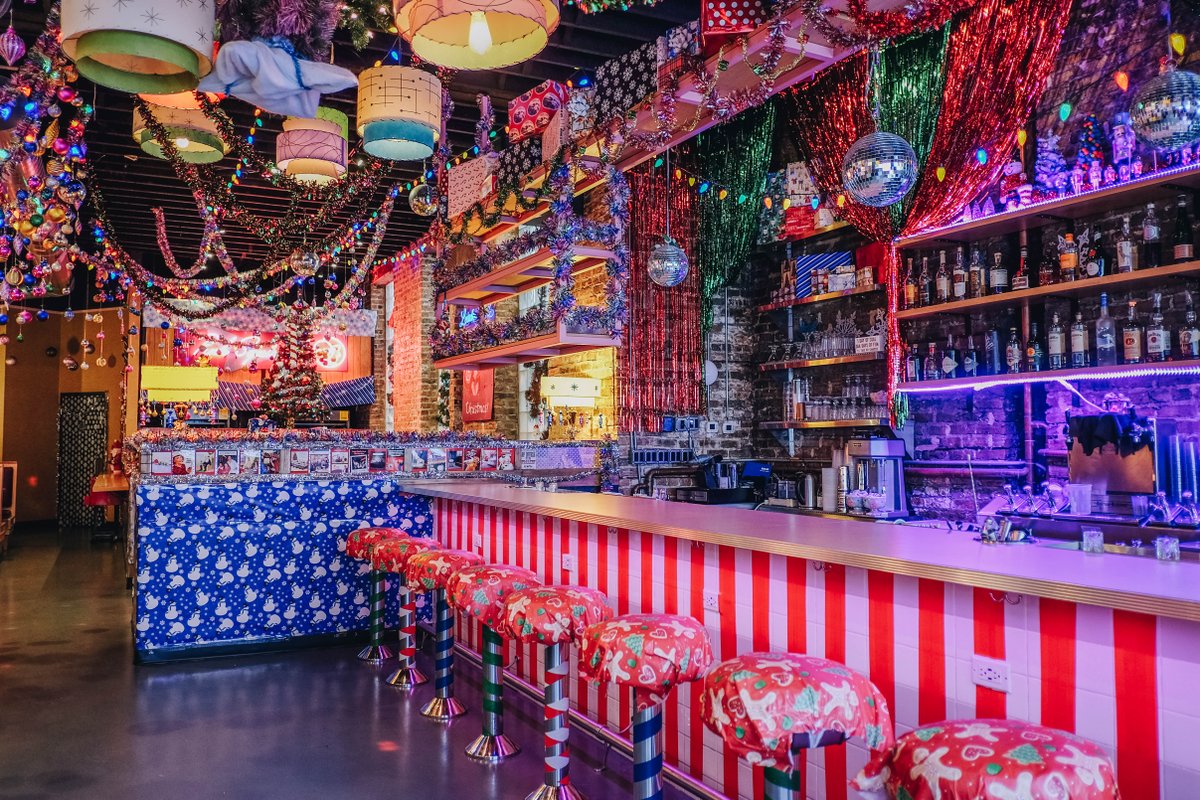 Getting into the Holiday Spirit like 🎄 

Tinsel Town is BACK in 2 days! Mark your calendars to enjoy festive drinks, shakes, and decor ☃️