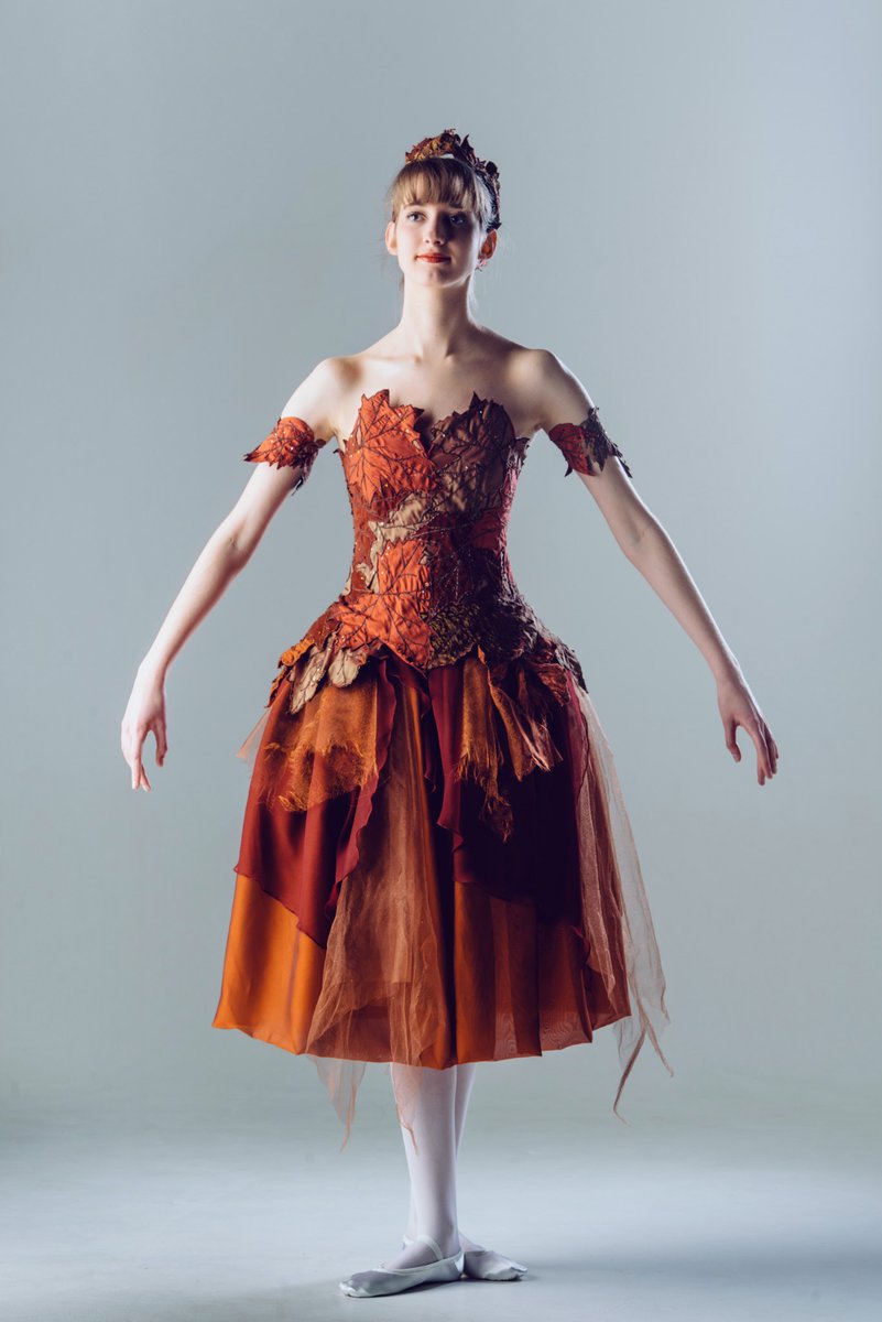 aup_costume's tweet photo. Celebrating all things #autumn and all things #costume
'Ballerina' by alumni Hannah Mcarthur, which features a delicate silk in classic autumnal colours and exquisite embroidered detail of #autumnleaves #fallforcostume #autumn #colour #costume #creative #ballerina https://t.co/hFTr08fKcn