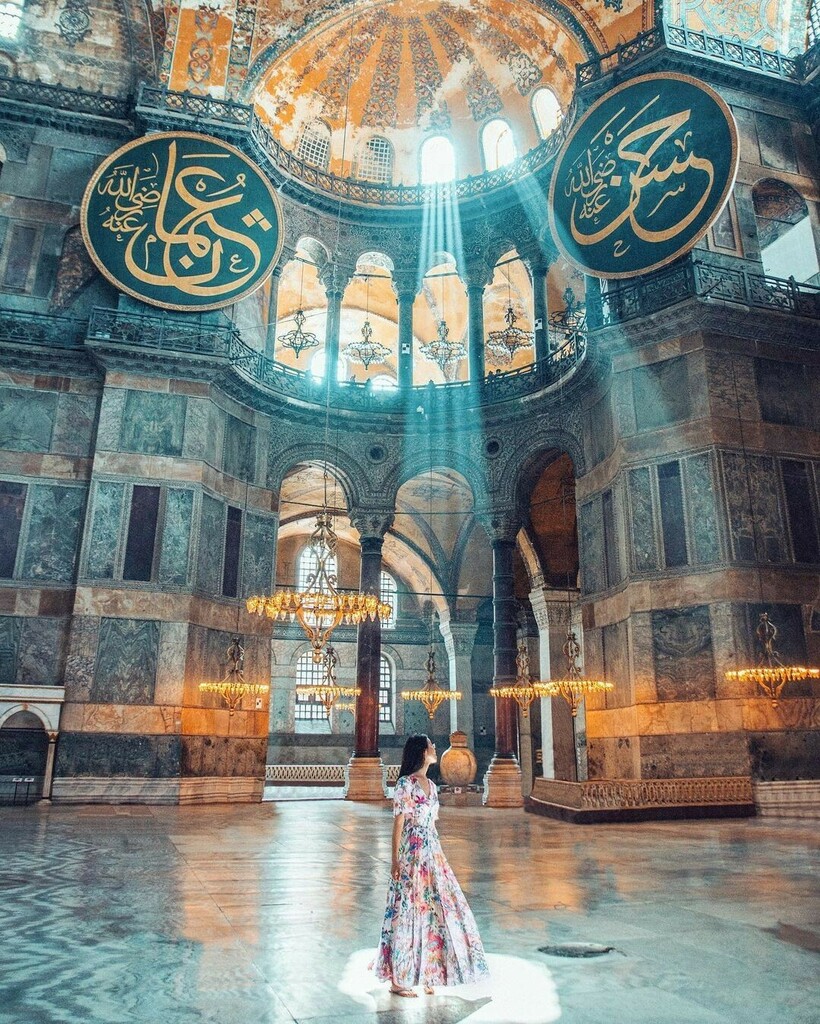 ✨ Sainte-Sophie, qui signifie « sagesse de Dieu » est un grand lieu de culte à Istanbul, situé sur le côté ouest du Bosphore 🇹🇷

À l'origine une basilique chrétienne de Constantinople, elle est construite dans un premier temps au ive siècle, puis rec… instagr.am/p/CWTd7DRoNMz/