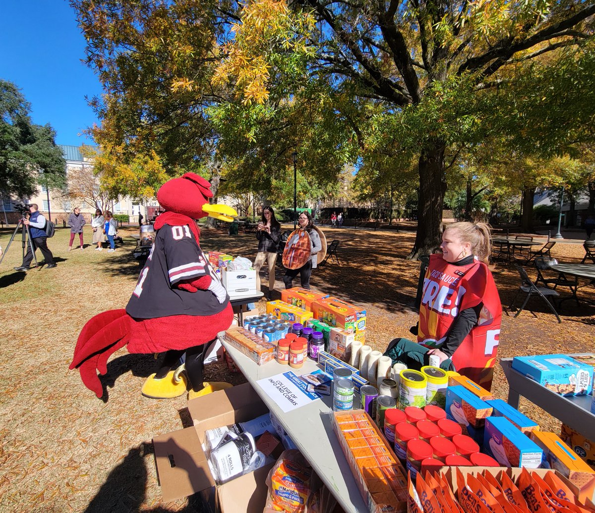 uofsccosw's tweet photo. Happy to be a part of @UofSC_LSC team efforts in the #GreatFoodRace, reversing the cycle of #foodinsecurity for #Gamecock students. @HarvestHopeFB CEO Erinn Rowe will be on campus Nov. 16 at 6 pm in the #RussellHouse to talk to the @UofSC community. #socialwork https://t.co/Zogev7Cmrf