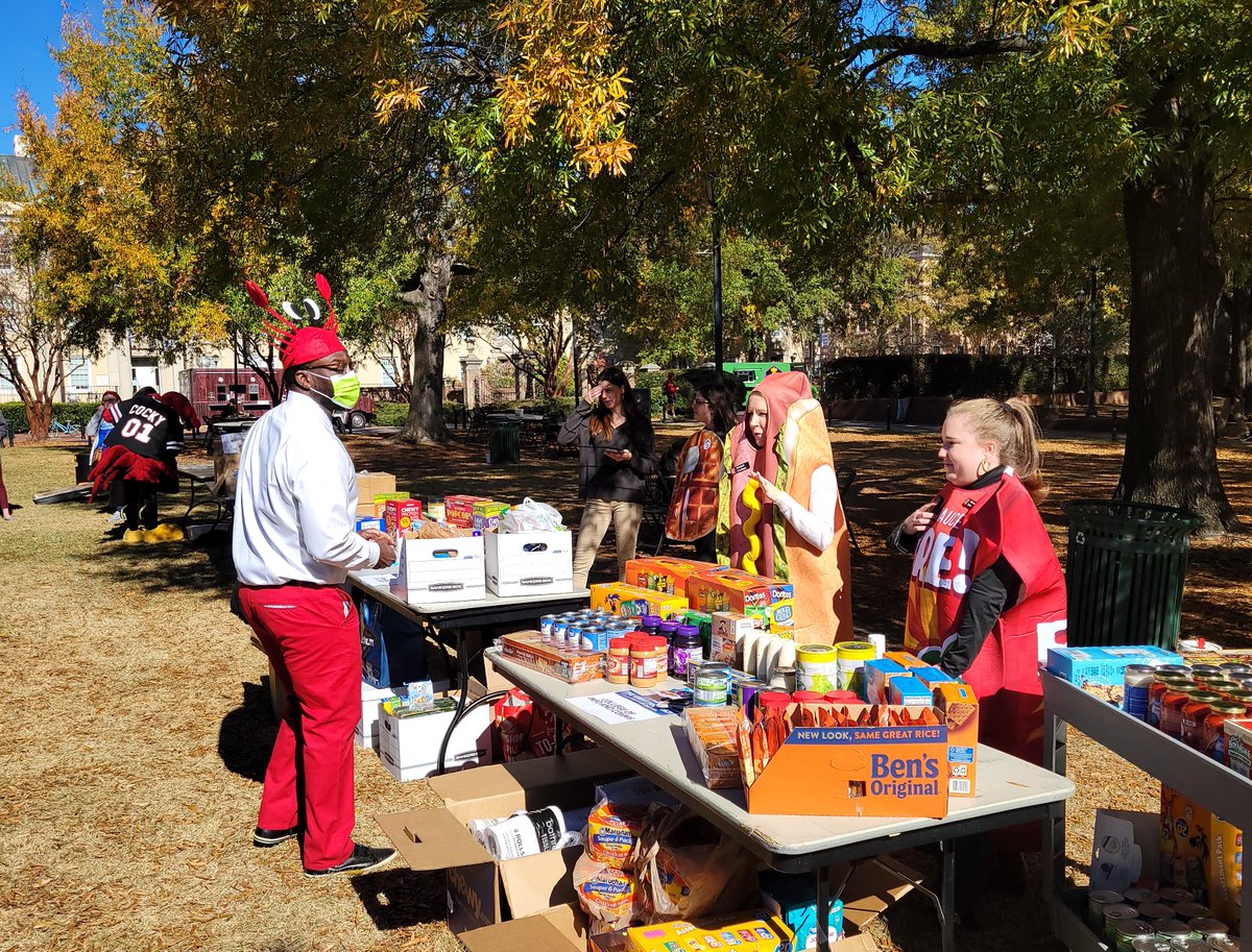 uofsccosw's tweet photo. Happy to be a part of @UofSC_LSC team efforts in the #GreatFoodRace, reversing the cycle of #foodinsecurity for #Gamecock students. @HarvestHopeFB CEO Erinn Rowe will be on campus Nov. 16 at 6 pm in the #RussellHouse to talk to the @UofSC community. #socialwork https://t.co/Zogev7Cmrf