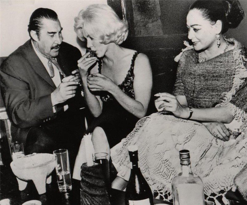 marthadebayle's tweet photo. Marilyn Monroe vino a México en el 62 para buscar oportunidades de trabajo. Aquí está con el Indio Fernández y Columba Domínguez.

@trendomexico https://t.co/gPnpjTO6Ua