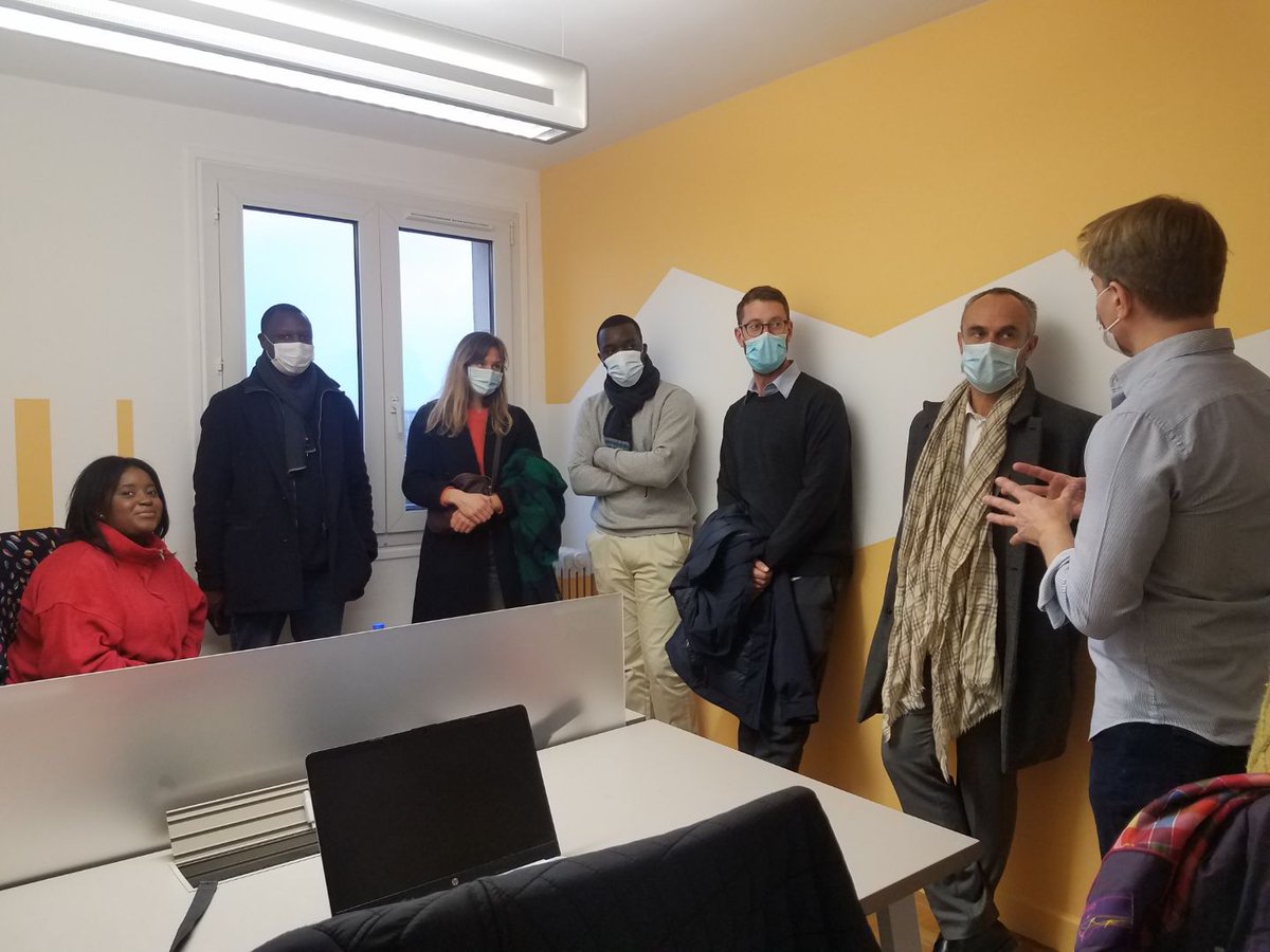 Visite inaugurale aujourd'hui à <a href="/VilledeBondy/">Ville de Bondy</a> d'un immeuble en attente de démolition transformé temporairement par l'association Mon Premier Bureau en espaces de coworking. Un projet d'urbanisme transitoire soutenu par Est Ensemble. 👏🏽 ⏩monpremierbureau.wixsite.com/site