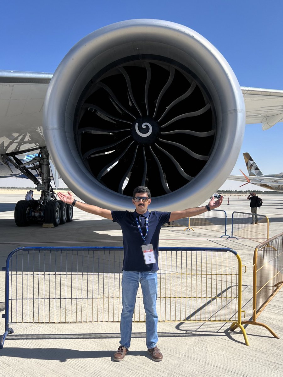 لأول مشاركة لها الجميلة #B777X في #معرض_دبي_للطيران  2021 😍❤️ 

المحرك من نوع جنرال اليكتريك ويعد أكبر محرك على طائرة مدنية وهو من نوع #GE9X