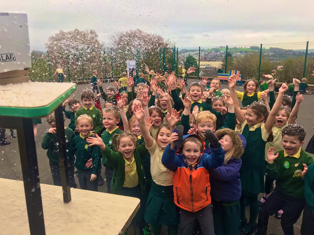 ysgolydderwen's tweet photo. ☃️❄️Mae eira wedi cyrraedd iard chwarae Uned 1 a 2. #ffindir ❄️☃️ https://t.co/zwTYCPX8h8