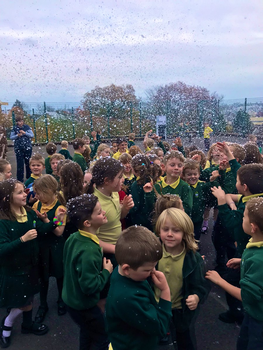 ysgolydderwen's tweet photo. ☃️❄️Mae eira wedi cyrraedd iard chwarae Uned 1 a 2. #ffindir ❄️☃️ https://t.co/zwTYCPX8h8