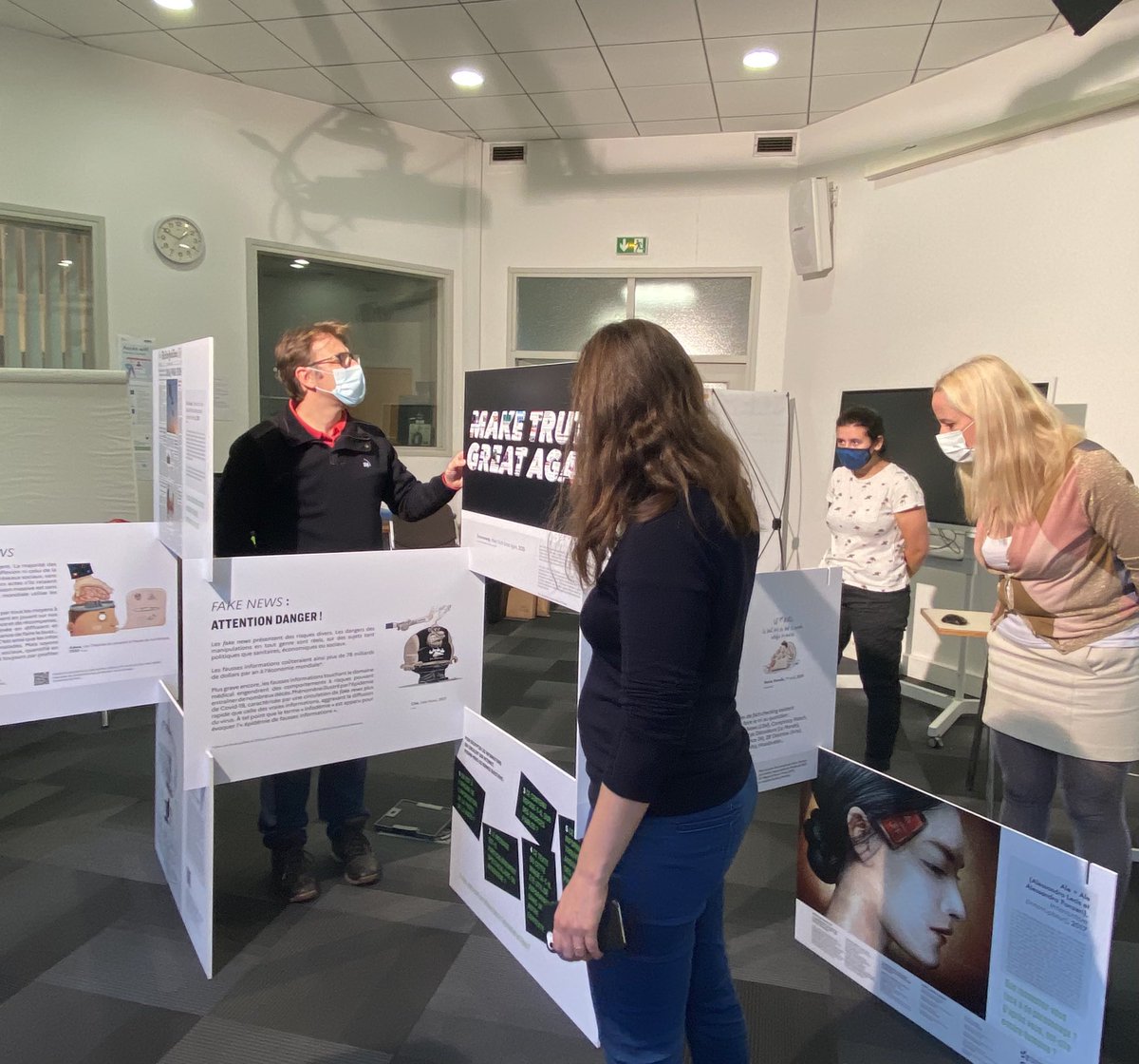 ViSassoon's tweet photo. Après des semaines de travail, quelle joie de découvrir aujourd’hui avec les collègues du @LeCLEMI la magnifique version itinérante de l’expo « #FakeNews : art, fiction, mensonge » 

Merci encore à la conceptrice de ce nouveau format #MayaPalma 👏

@Fondation_EDF @reseau_canope https://t.co/YNbnPsmeAV