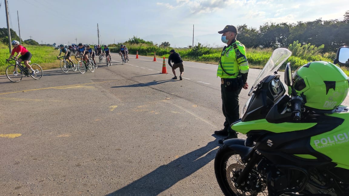 PoliciaDeCesar's tweet photo. Despliegue de actividades en prevención y educación vial en este #PlanRetorno #IndependenciadeCartagena por @TransitoPolicia en el #Cesar, dirigida a los motociclistas y ciclistas en el uso adecuado del casco y demás elementos de protección. #RetoDeValientes, #EsUnHonorSerPolicía https://t.co/i5fc6vUPoX