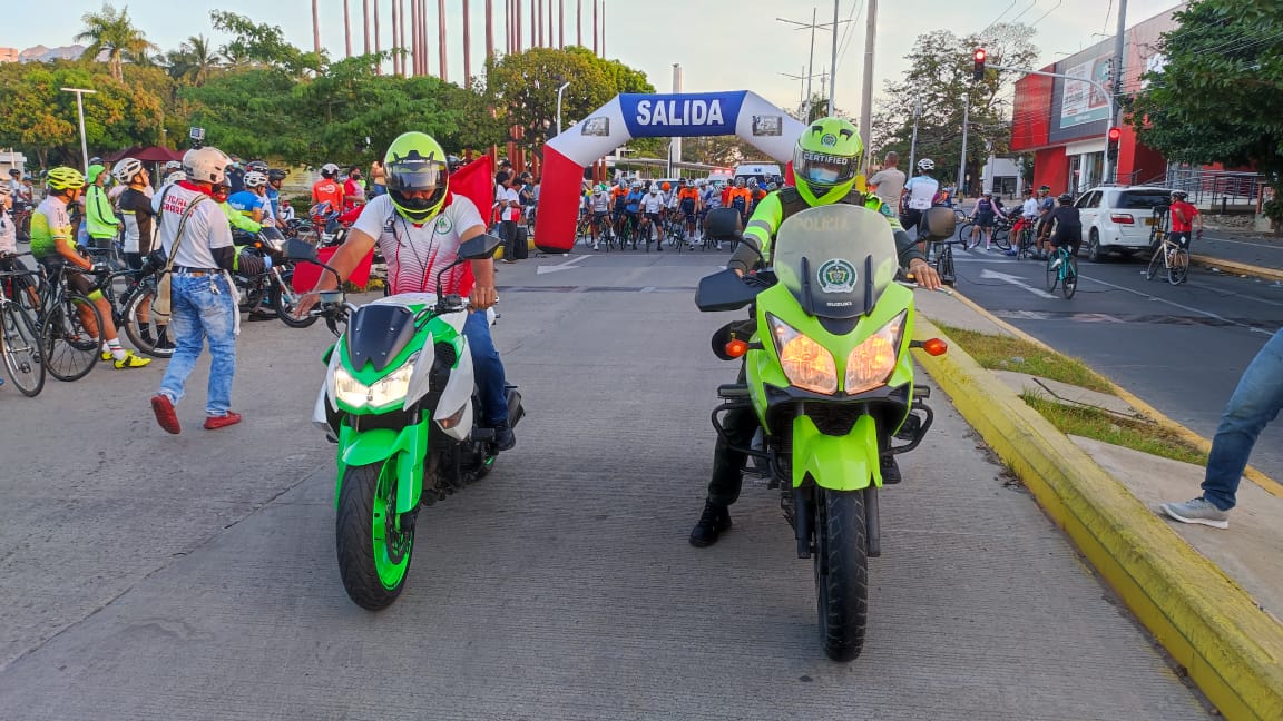 PoliciaDeCesar's tweet photo. Despliegue de actividades en prevención y educación vial en este #PlanRetorno #IndependenciadeCartagena por @TransitoPolicia en el #Cesar, dirigida a los motociclistas y ciclistas en el uso adecuado del casco y demás elementos de protección. #RetoDeValientes, #EsUnHonorSerPolicía https://t.co/i5fc6vUPoX