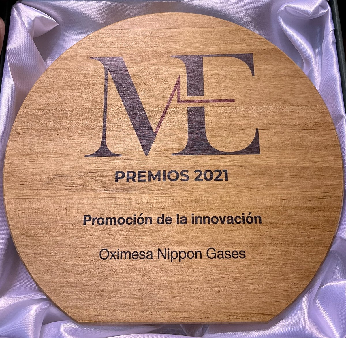 OximesaNG's tweet photo. Orgullosos de recibir el galardón de Promoción de la #innovación en los #PremiosNME2021 reconocimiento que nos impulsa a seguir trabajando en procesos, servicios y productos innovadores. https://t.co/Ncw9OzMYfa