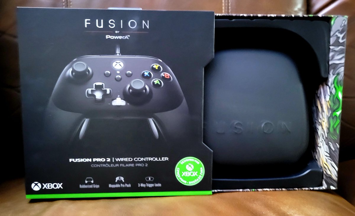 MrboomstickXL's tweet photo. I wanted to THANK @PowerA for sending Double Barrel Gaming the #FusionPro2 @Xbox Wired Controller for review! 

This controller is GORGEOUS &amp; feels AMAZING. I will be doing a FULL Review on my @YouTube Channel. Here are some HD pictures. https://t.co/2hpkK9sPTC
