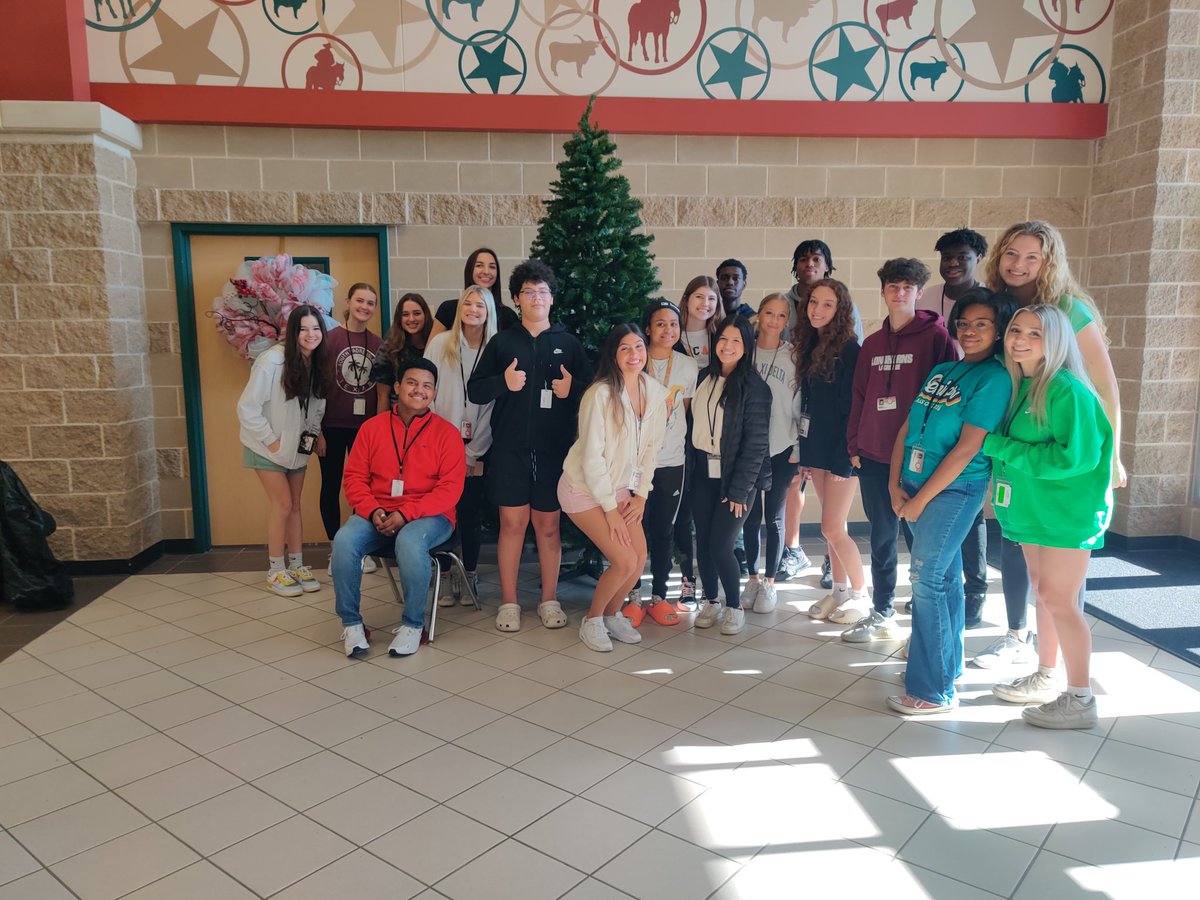 PALSGRHS's tweet photo. Big shout out to our PALS 2ND period class. This was the first tree used in our first home & my kids 1st tree. 😭 This was donated to the PALS program to continue the tradition of Deck the Halls. They did great setting it up grateful for them! 🙏🏾❤️ #weareGR #grattitudechallenge https://t.co/ghsIrXhAJd