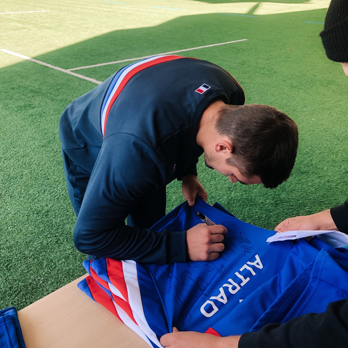 lecoqsportif's tweet photo. Ce week-end, les Bleus affronterons les All Blacks ! 💥 #FRANZL 

Pour l’occasion, on te fait gagner l’un des deux maillots de ton choix dédicacé.
🐓 Follow @lecoqsportif 
🔁 RT
💬 Commente en choisissant ta couleur 💙 ou 🤍

Bonne chance !

@FranceRugby #NeFaisonsXV #XVdeFrance https://t.co/85OxG5Aky0