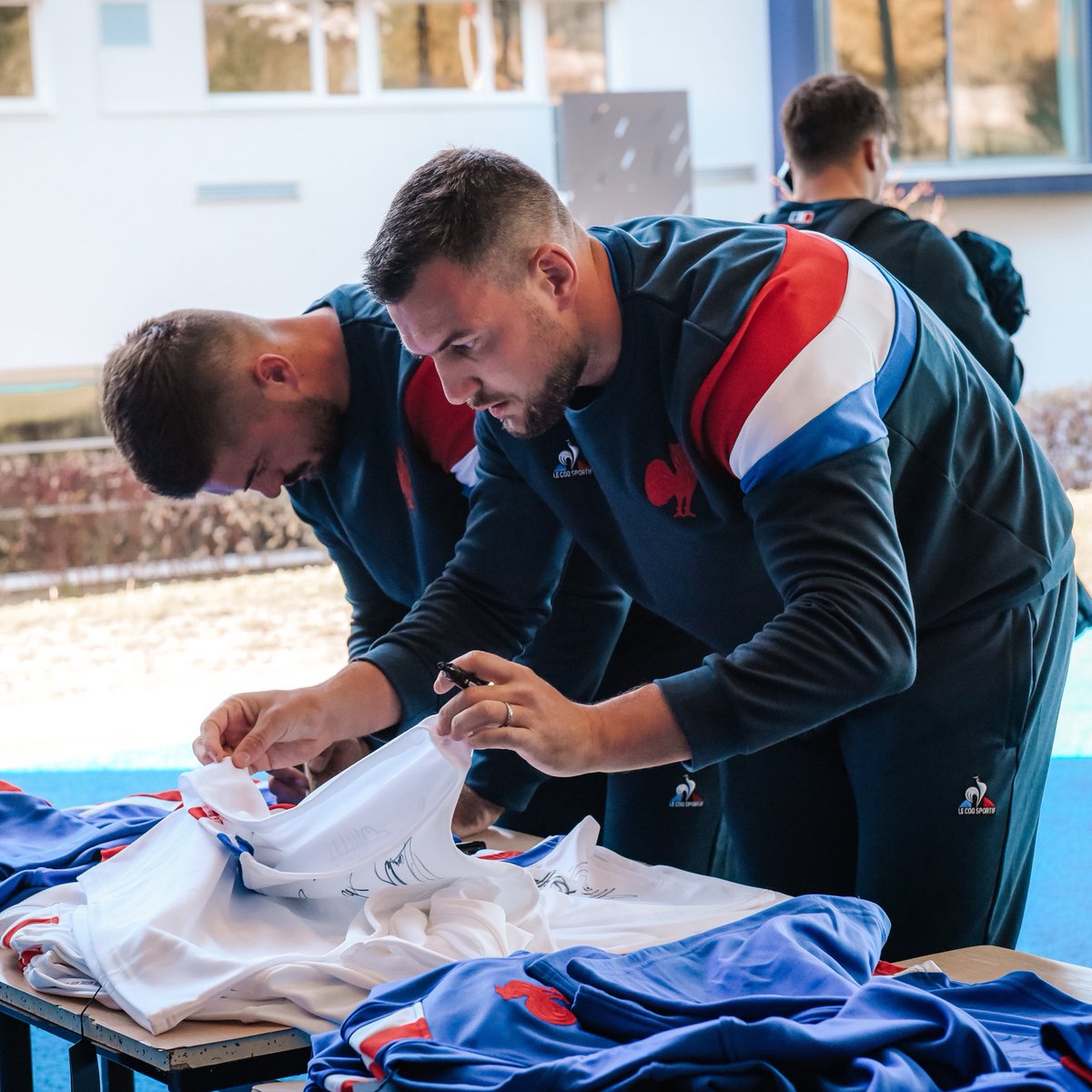 lecoqsportif's tweet photo. Ce week-end, les Bleus affronterons les All Blacks ! 💥 #FRANZL 

Pour l’occasion, on te fait gagner l’un des deux maillots de ton choix dédicacé.
🐓 Follow @lecoqsportif 
🔁 RT
💬 Commente en choisissant ta couleur 💙 ou 🤍

Bonne chance !

@FranceRugby #NeFaisonsXV #XVdeFrance https://t.co/85OxG5Aky0