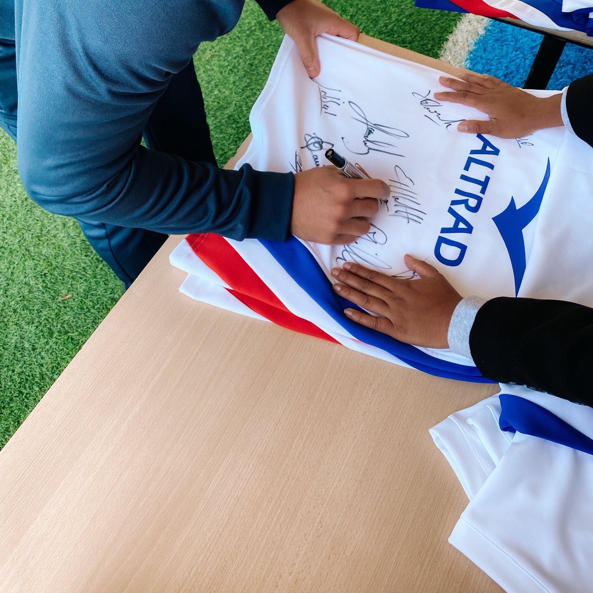 lecoqsportif's tweet photo. Ce week-end, les Bleus affronterons les All Blacks ! 💥 #FRANZL 

Pour l’occasion, on te fait gagner l’un des deux maillots de ton choix dédicacé.
🐓 Follow @lecoqsportif 
🔁 RT
💬 Commente en choisissant ta couleur 💙 ou 🤍

Bonne chance !

@FranceRugby #NeFaisonsXV #XVdeFrance https://t.co/85OxG5Aky0