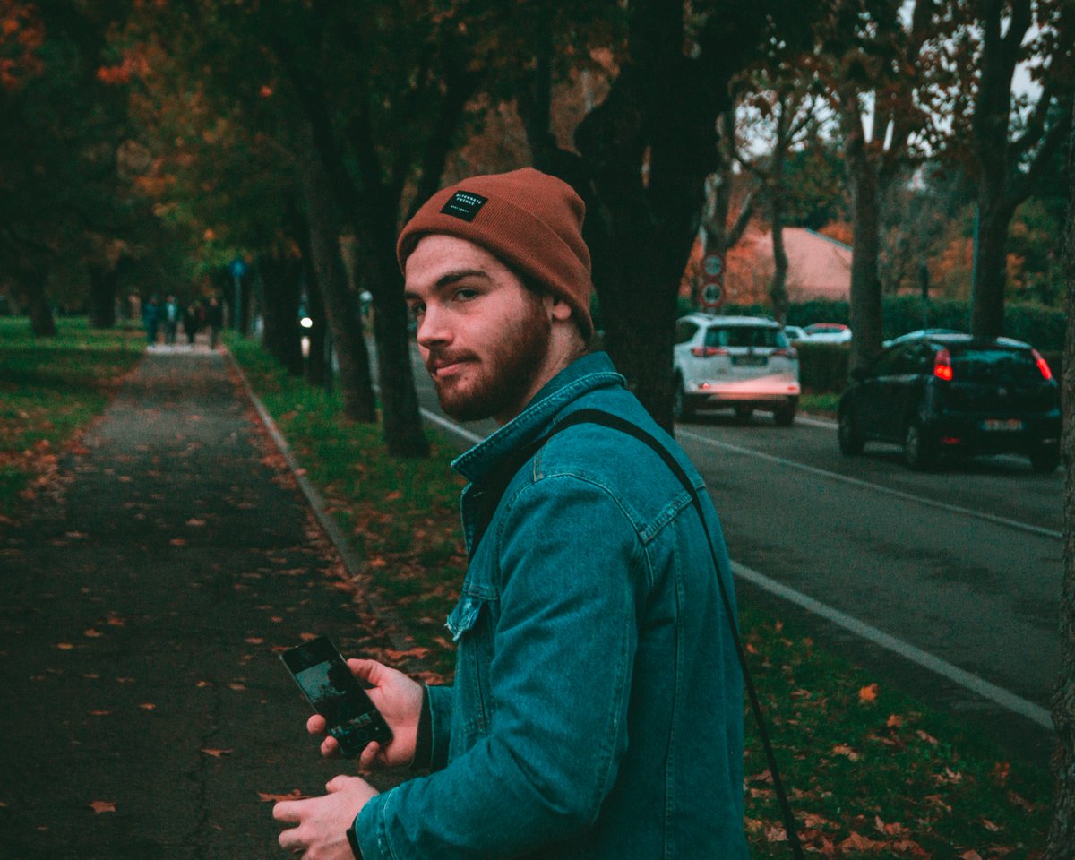r_3tro_'s tweet photo. piccolo consiglio, mai lasciare la vostra fotocamera nelle mani dei vostri amici.

#autumncolors #redhaired #redhairs #autumnleaf #Sony #sonyalpha58 #bealpha #sonyalpha https://t.co/ooFZHRPTD6