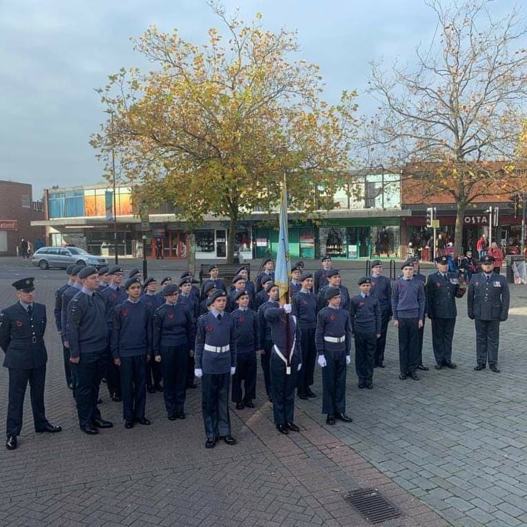 2195RAFAC's tweet photo. Yesterday, our Cadets paraded through Long Eaton to honour those who lost their lives in war. 

We will remember them. 

#aircadets #noordinaryhobby #whatwedo #rememberanceday 
@CERegionRAFAC @OC_SEMids @east_mids_rfca @SEMidsWgRAFAC @maggiethrouperewash https://t.co/XG48ZX4gu9