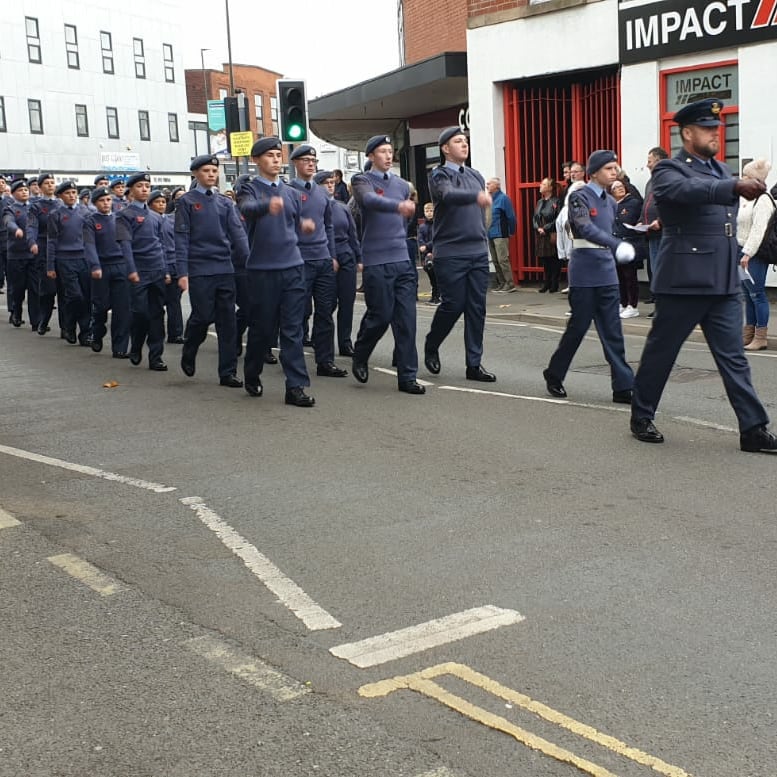 2195RAFAC's tweet photo. Yesterday, our Cadets paraded through Long Eaton to honour those who lost their lives in war. 

We will remember them. 

#aircadets #noordinaryhobby #whatwedo #rememberanceday 
@CERegionRAFAC @OC_SEMids @east_mids_rfca @SEMidsWgRAFAC @maggiethrouperewash https://t.co/XG48ZX4gu9
