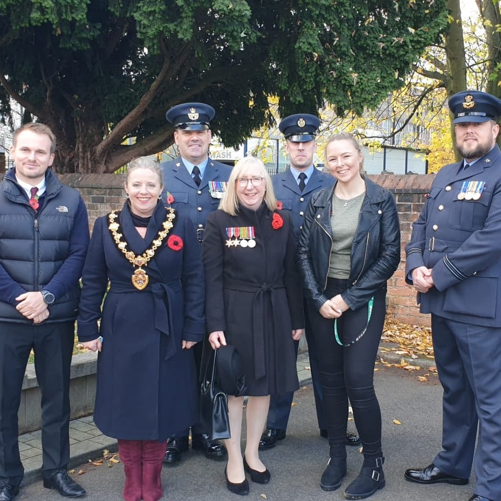 2195RAFAC's tweet photo. Yesterday, our Cadets paraded through Long Eaton to honour those who lost their lives in war. 

We will remember them. 

#aircadets #noordinaryhobby #whatwedo #rememberanceday 
@CERegionRAFAC @OC_SEMids @east_mids_rfca @SEMidsWgRAFAC @maggiethrouperewash https://t.co/XG48ZX4gu9