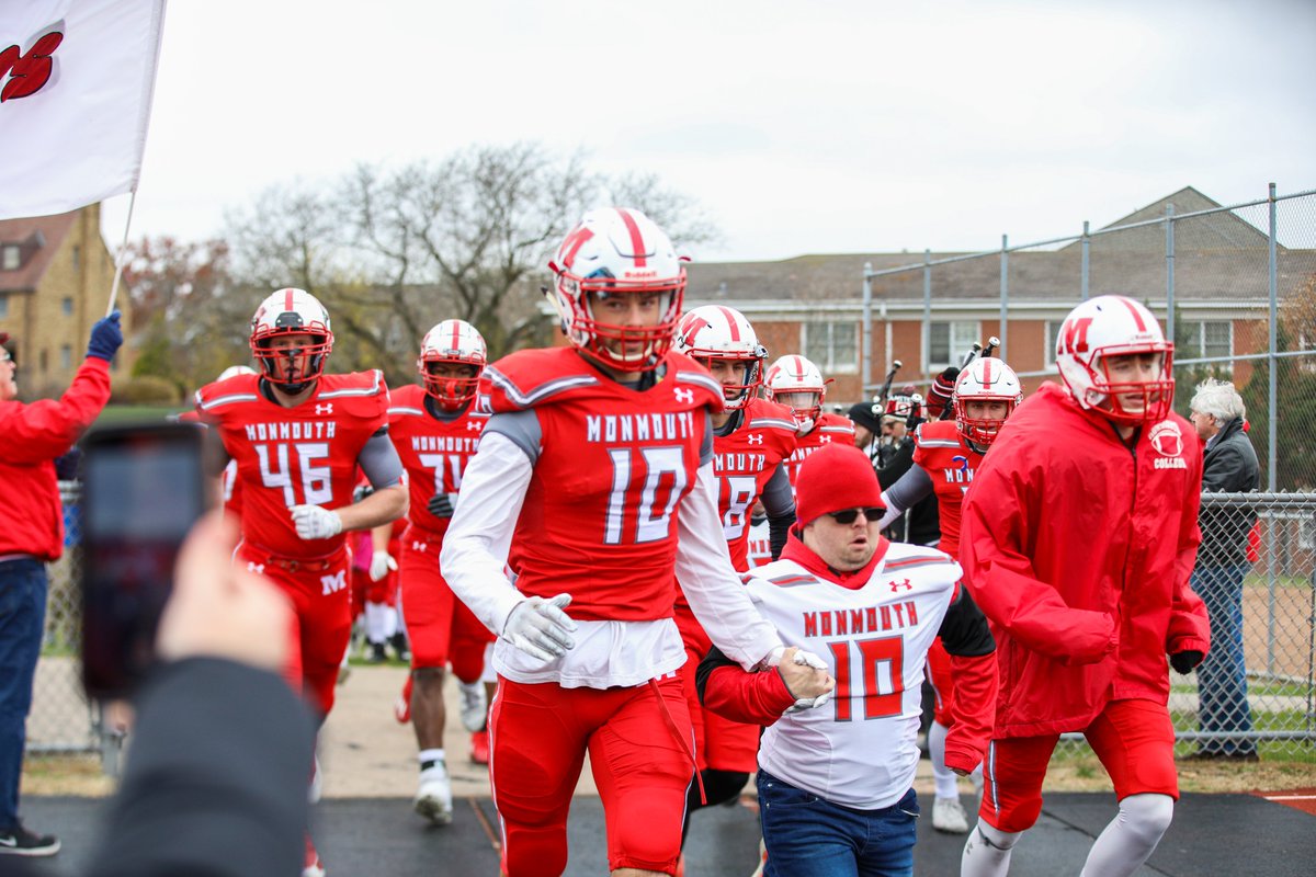 MonmouthCollege's tweet photo. Monday mood 🙌

Congrats to our @RollScotsFB team on their 22nd consecutive win over Knox in the Turkey Bowl! 🦃🏆 #RollScots https://t.co/lF12gbWyVf