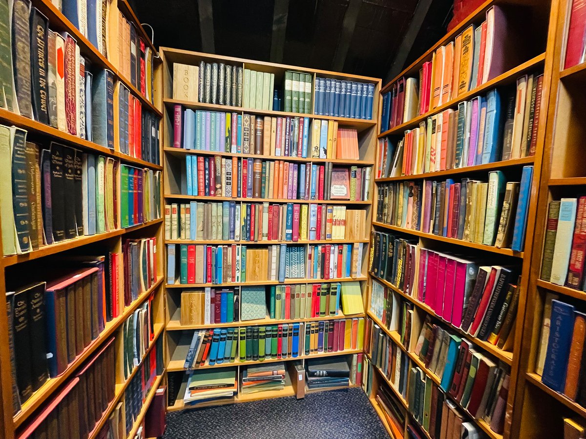 TeaLeaves_Reads's tweet photo. Best way to spend a Saturday?! In a bookshop of course! 

What’s even better is when the bookshop has a cosy Yurt on site, tasty cake and of course, amazing company. We took a mini trek up to @AstleyBookFarm last month.

https://t.co/zrdYYQuE4R https://t.co/JkIwLLhMSd
