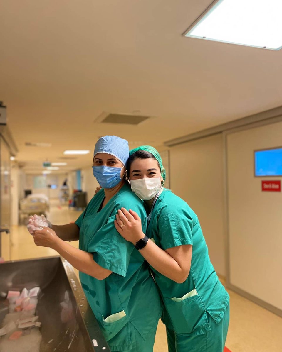 m83eken2's tweet photo. Arkanızda iyi bir ekibiniz var ise sırtınız yere gelmez.. 
Sevgili koordinatörumuz Sena Uzuner ile Moritanyadan bizlere doğum yapmak için gelen sevgili hastamın ameliyatina girerken 
Dünya küçük Moritanya dan bile hastalarımız geliyor. Eee siz ne duruyorsunuz çıkın çıkın gelin😊 https://t.co/Cvs7MJjZTa