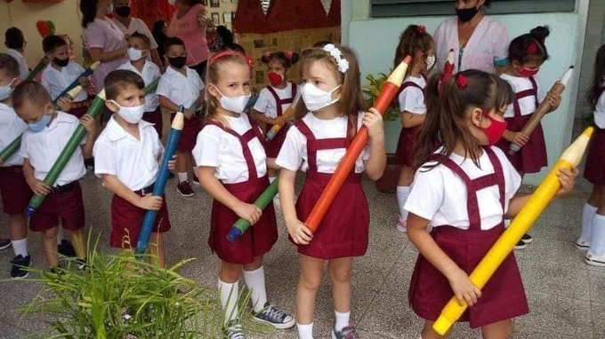 GEIC_DICE's tweet photo. Este 15 de noviembre nuestros niños y adolescentes volvieron a las aulas.
Nadie logró frustrar nuestra alegría y nuestra tranquilidad.
#CubaVive #CubaViveyAbraza https://t.co/yoLjCMxhiV