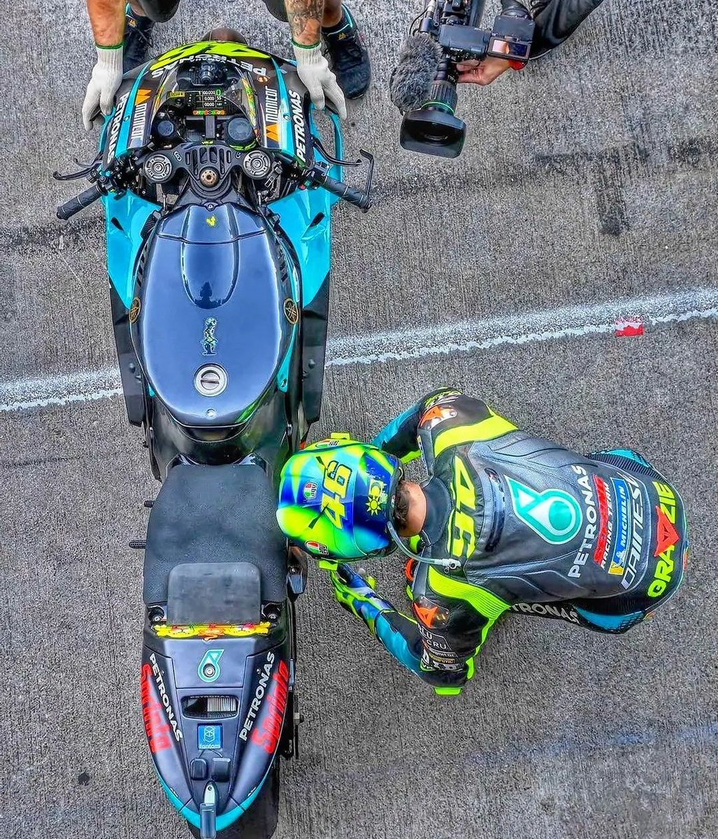 È stato un onore  💛 Leggenda della Moto Gp <a href="/ValeYellow46/">Valentino Rossi</a>