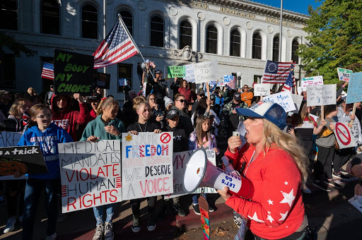 The dangerous, conspiracy theory-driven spirit behind the deadly Jan. 6 U.S. Capitol riots has spread across California as far-right extremists and anti-government activists mobilize in the state to disrupt the work of local elected officials. #Thread 📸: @PaulKitagakiJr