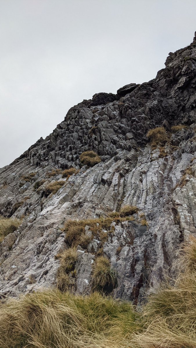 Had an amazing weekend in Snowdonia 🏴󠁧󠁢󠁷󠁬󠁳󠁿 climbing the Gylderau range and Mt Snowdon via the Crib Goch Arête. Great weather with some stunning views of Wales. Bonus points for some cool geology like big sigma-type porphyroclasts and beautiful columnar jointed rhyolite.