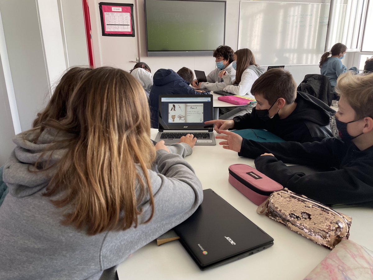 COOPPAIDOS's tweet photo. Avui dia de finalització de #projectes de 1r i 2n d’#ESO. Els de 1r han jugat als escapes rooms que han creat ambientats a Grècia antiga 🏛. Mentrestant, els de 2n, han presentat a la Paidos Fair els productes innovadors dissenyats i creats. #paidos50 #projectespaidos @FTrams https://t.co/1glTMGg4r0