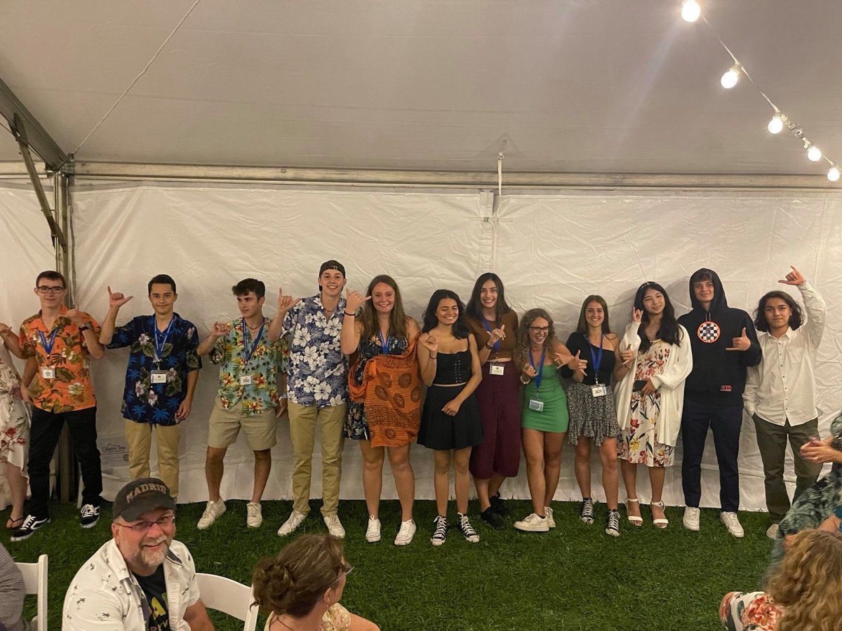 ETCexchange's tweet photo. Students in Maui 💙✨
.
.
Some of our exchange students got to experience Maui, Hawaii this past week for the annual ETC trip. As you can see it looks like they all had a blast! We love when our exchange students get these once in a li... #etcexchange #exchangestudents #etcfamily https://t.co/8Kwm9Usa72