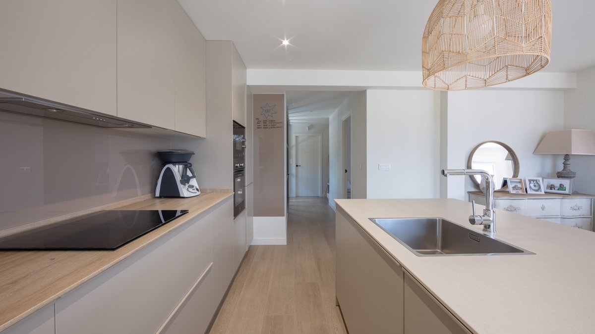 producasa's tweet photo. ⚡Cocina abierta al salón y al resto de la planta. En armonía con el estilo de las estancias de la casa con las que se comunica. Tonos claros y cálidos. 💫
👉 Contacta con nosotros si quieres reformas tu casa.
#producasa #contruccion #reforma #reformasintegrales https://t.co/S0BQp405PZ