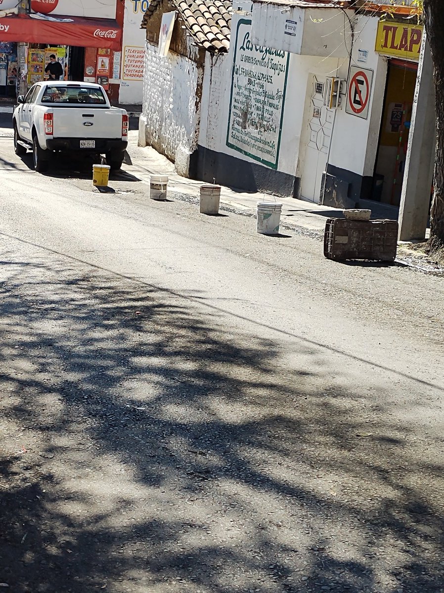 magant83's tweet photo. @UCS_GCDMX @AdrianRubalcava  Su apoyo para retirar objetos que impiden ocupar un lugar para estacionarse  en la Calle de Ocampo esquina Tamaulipas y José Ma. Castorena en  @AlcCuajimalpa.

Gracias! https://t.co/22fNjnXgCA