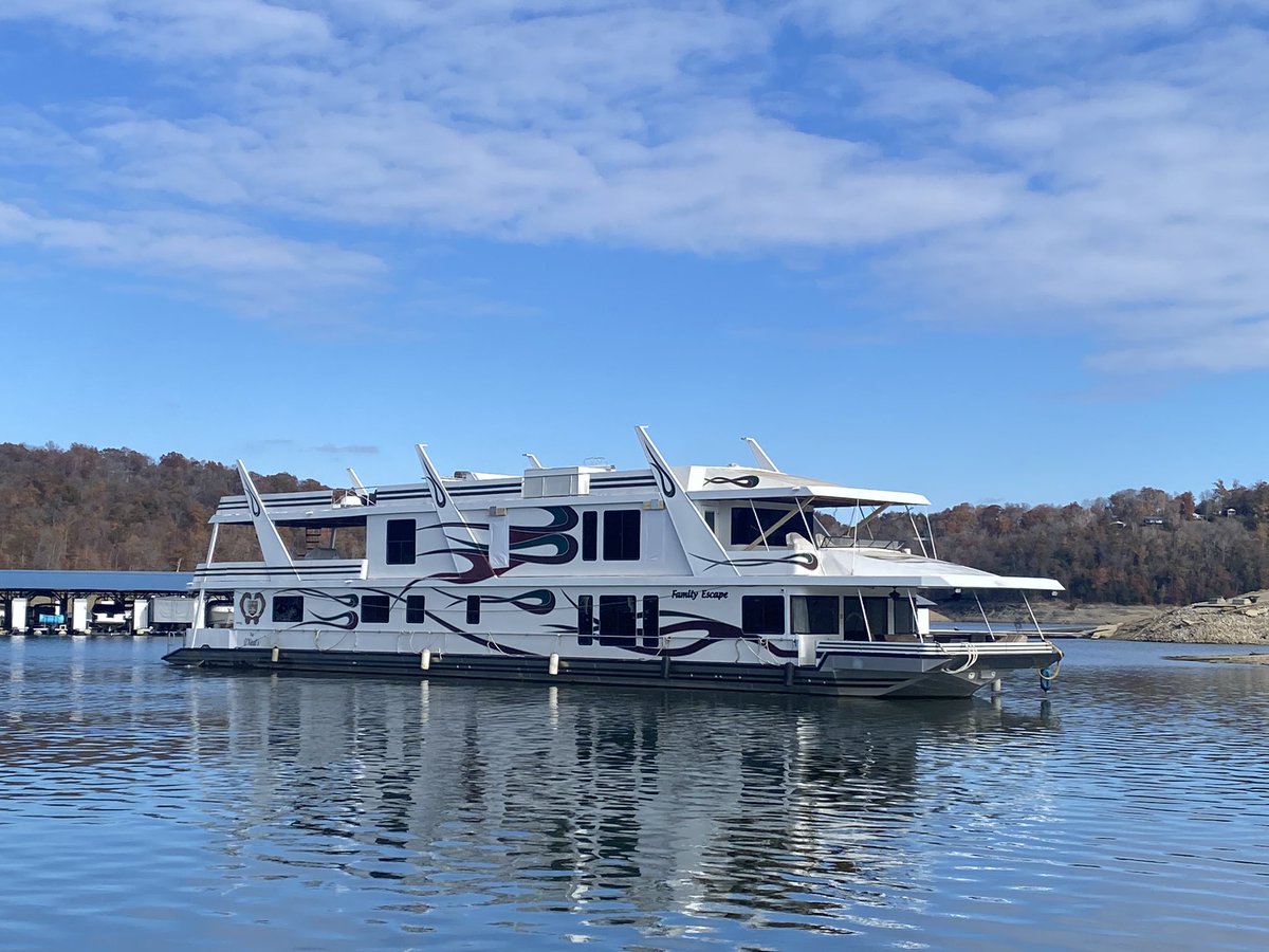 BoatsBuyTerry's tweet photo. Family Escape pulling into the ramp at #ConleyBottomMarina for improvements from Trifecta. https://t.co/Ei7TMah6My
