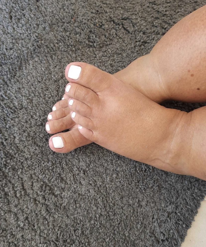 BigMama_06's tweet photo. RT if feet are a turn on for you? 😈😈 https://t.co/Jh9JVdLNlU