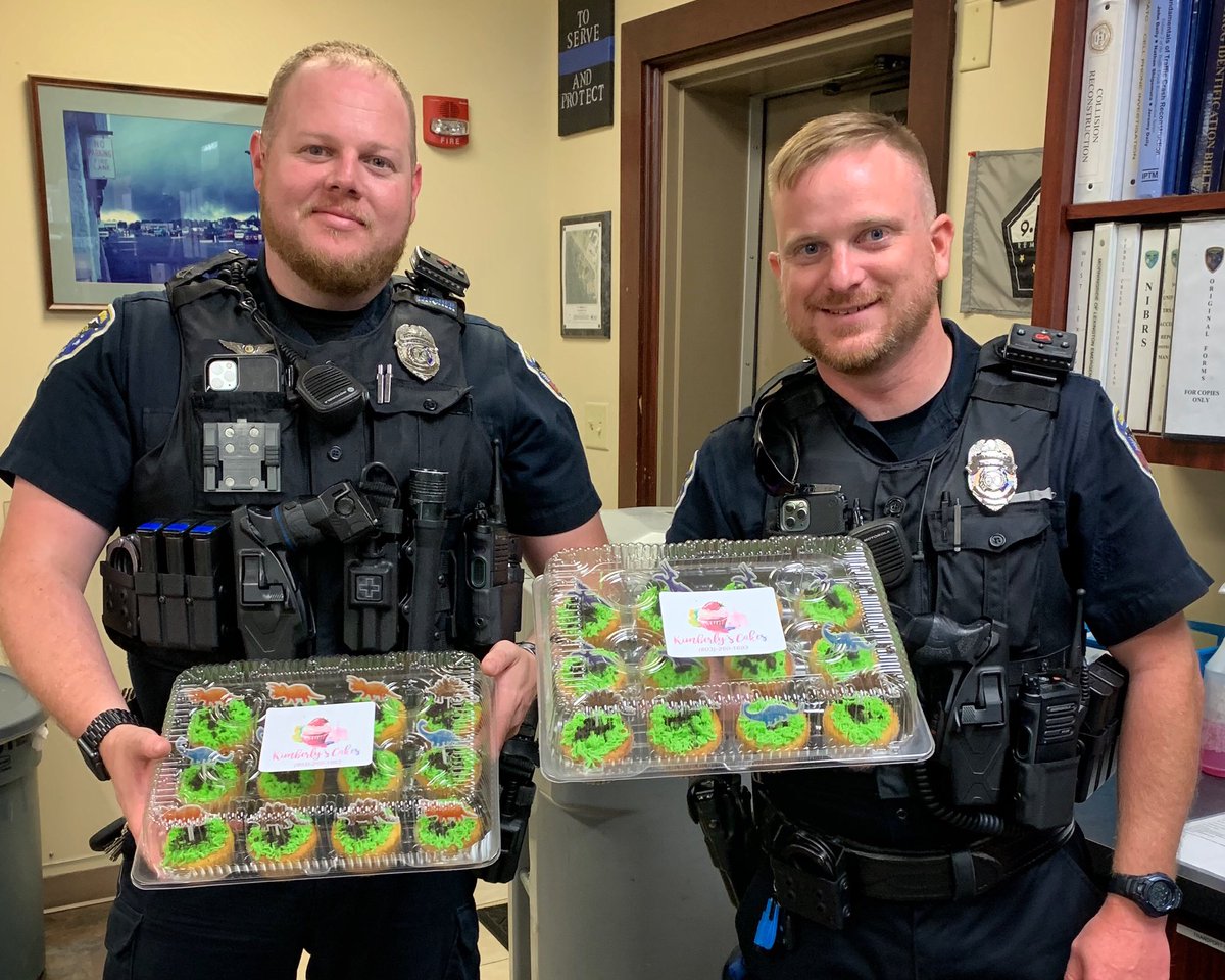 LexingtonPD's tweet photo. A special thanks to Kimberly's Cakes for dropping off fresh baked cupcakes to our officers on Veterans Day. They were tasty and appreciated. #LPDStrong #LexStrong https://t.co/1wAuUB27uQ