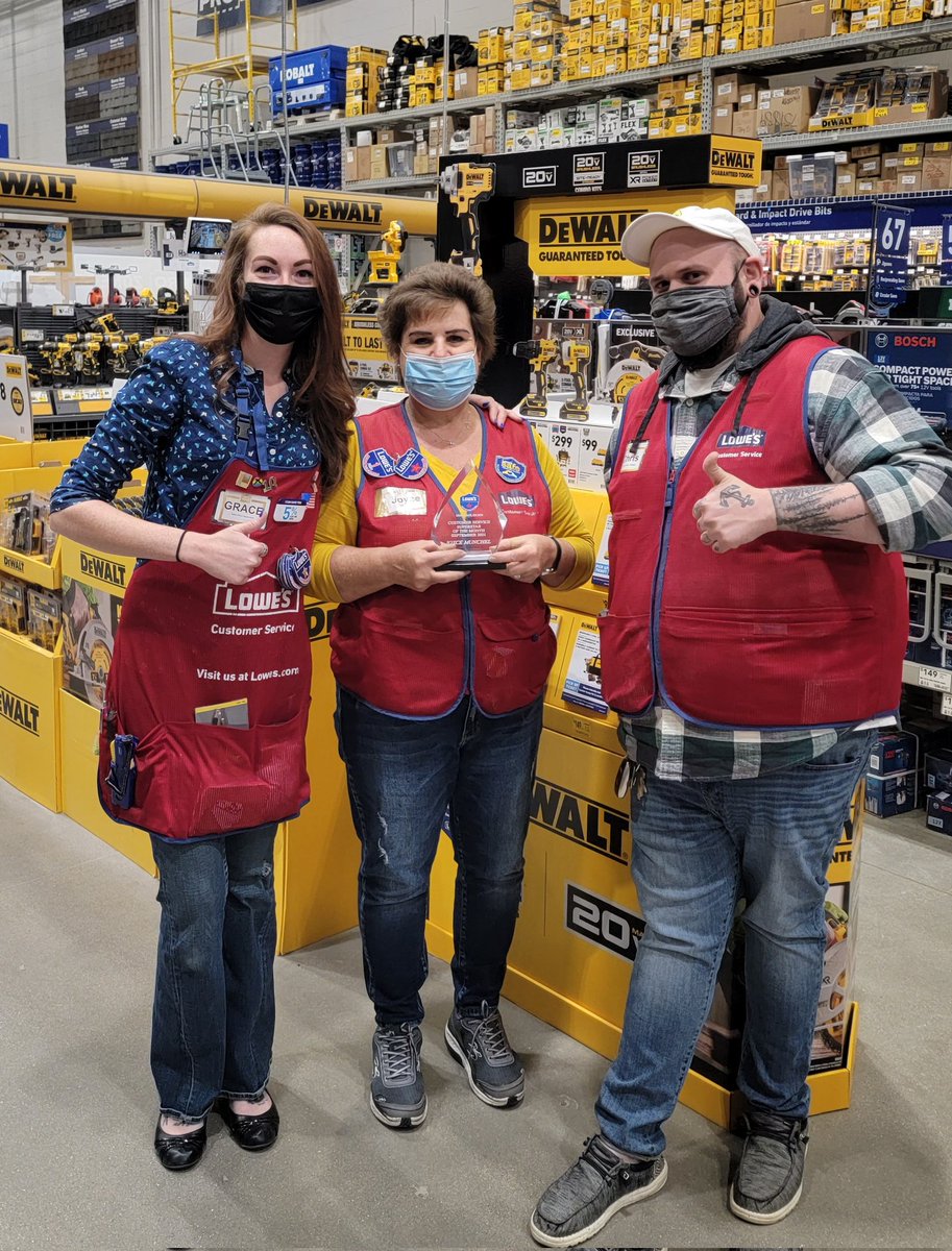 GraceAtLowes's tweet photo. Presenting our amazing Ms Joyce with her well deserved Associate Of The Month award! 💝🛠🧰🥳
#Lowes
#AssociateOfTheMonth
#LoveWhereYouWork https://t.co/6kU6Uw3UKv