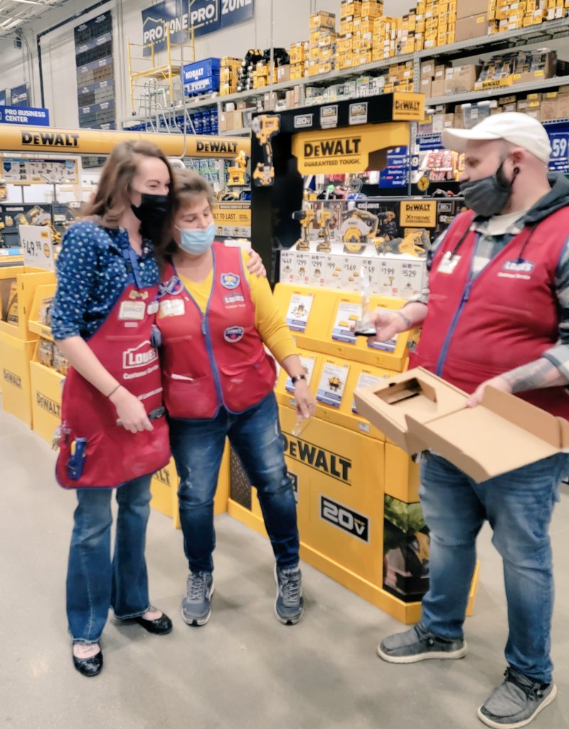 GraceAtLowes's tweet photo. Presenting our amazing Ms Joyce with her well deserved Associate Of The Month award! 💝🛠🧰🥳
#Lowes
#AssociateOfTheMonth
#LoveWhereYouWork https://t.co/6kU6Uw3UKv