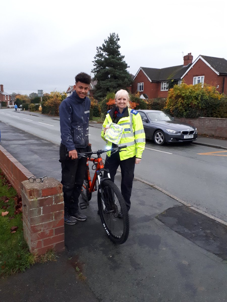 ShrewsburyCops's tweet photo. Community engagement in Bayston Hill, resident being issued with bicycle lights to Be seen Be safe.
#WMerciaRoads https://t.co/gctG3WlnwN