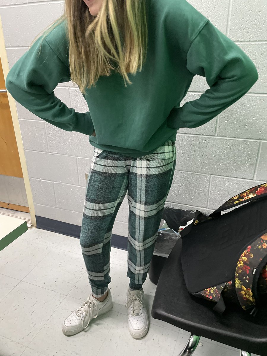 YellowjacketsTV's tweet photo. Wearing colors for mental heath!! Green for Monday!! 💚🐝 https://t.co/rSKgCy89jT