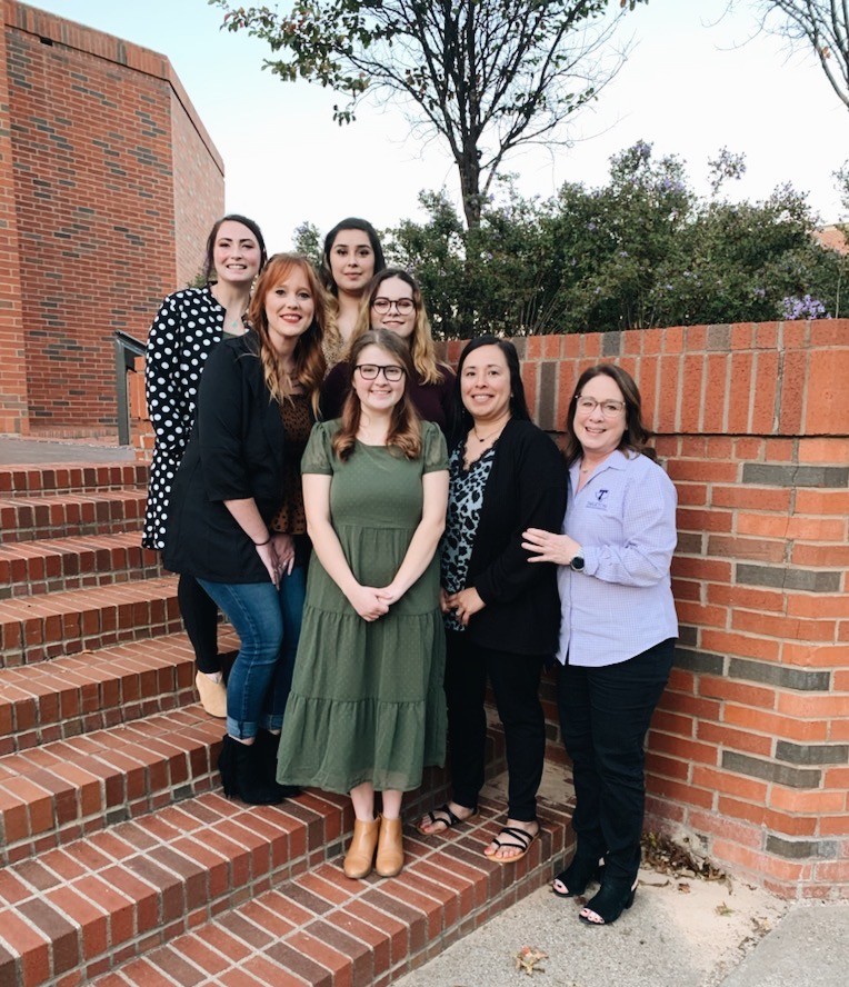 fwteachered's tweet photo. 📸A great moment of our Tarleton-Fort Worth Cohort 20 Honors Graduates with Dr. Becker!

We are so proud to see what these future alumni have planned! 💜

#IAmTarletonFW #TarletonStateUniversity #TexanTeachers https://t.co/G4H2JQXAWp