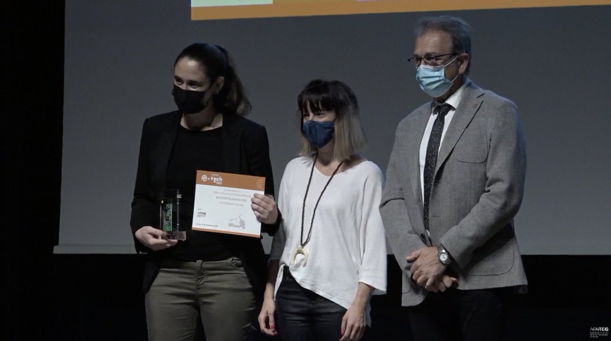 DiputacioGirona's tweet photo. 📲El diputat de #NovesTecnologies, @Jordi_Xargay, entrega el premi a la millor iniciativa en l'administració local dels #PremisETECH2021 a @novostorm per l'app #GarrotxaApprop.
🏅Els guardons reconeixen els millors projectes relacionats amb les #novestecnologies a la demarcació. https://t.co/WzdanK6fNw