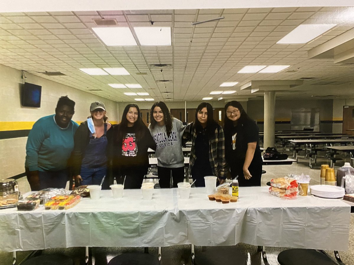 hhsclimate1's tweet photo. The SCLT held their annual custodial appreciation dinner in October &amp; posted our bulletin board today! S/o to the hardworking professionals who keep our school looking amazing! #gocommandos #commandopride #gratitude @BobCotterHHS @JazzyJaskot @idesignforreal @hhscommandos https://t.co/N5DMUfSROE