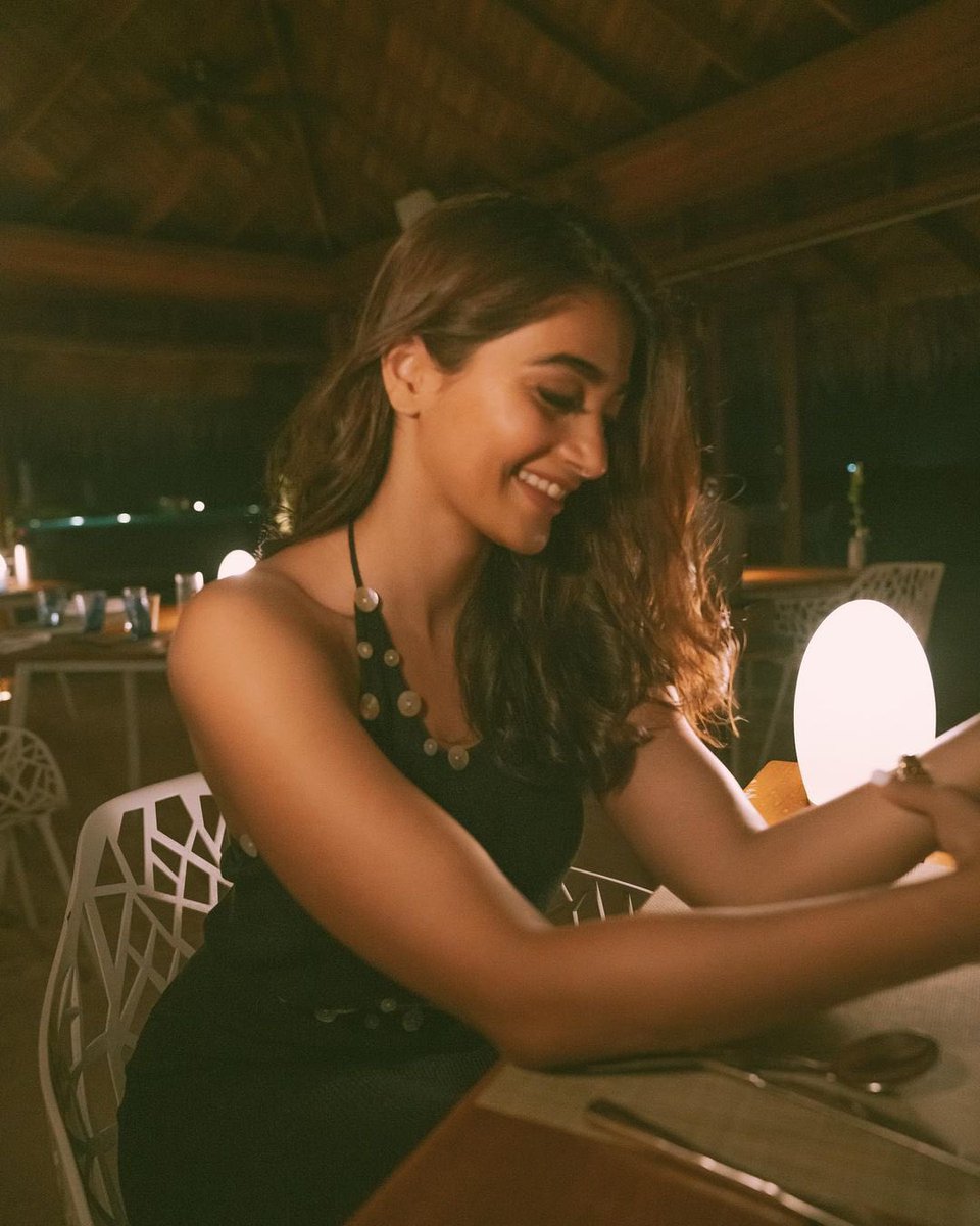 hegdepooja's tweet photo. The mood’s been set for dinner tonight 🙃🙂@Huvafenfushi_ https://t.co/4w8NrEjY0C