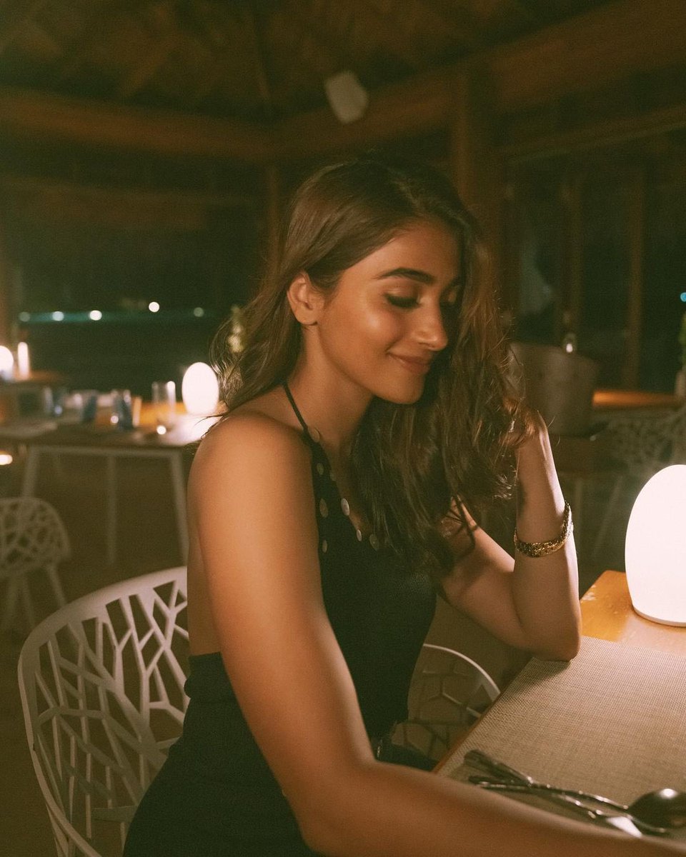 hegdepooja's tweet photo. The mood’s been set for dinner tonight 🙃🙂@Huvafenfushi_ https://t.co/4w8NrEjY0C