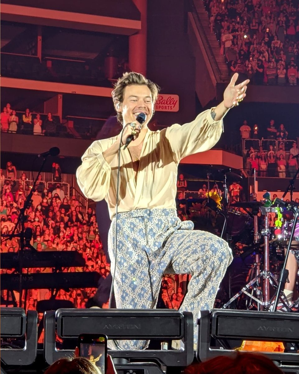 saaannnddra's tweet photo. @ritoskiito @Harry_Styles Here's another photo to make you feel better 🧡 https://t.co/pa2pDLzPdn