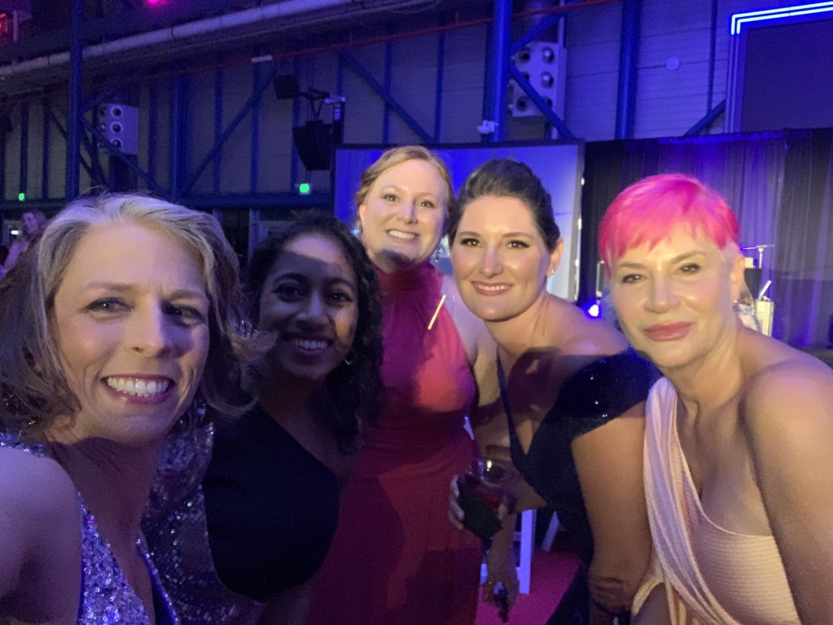 spacechelle's tweet photo. Oops, got chastised (with love & kindness) for not posting any pics from #AHOF gala this weekend so here are a few! I love to be able to share with all of you, just got busy and also didn’t take nearly enough pictures! #SpaceFamily #SpaceFriendsAreTheBestFriends #FancyFun https://t.co/m7LLq1vkSp