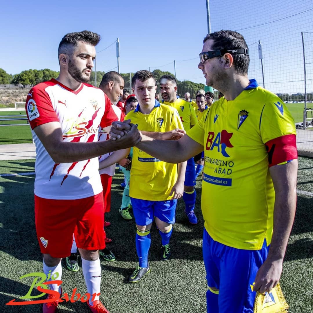 biosabor_agro's tweet photo. Antes compartir que competir es el lema de la @LaLigaGenuine 2021/2022
Este fin de semana daba comienzo la #Liga #Genuine de @santander_es, la primera fase tuvo lugar en #Salou (#Tarragona) en donde el equipo @U_D_Almeria #Biosabor pudo disfrutar del deporte con tres partidos https://t.co/zaG06EvYcF
