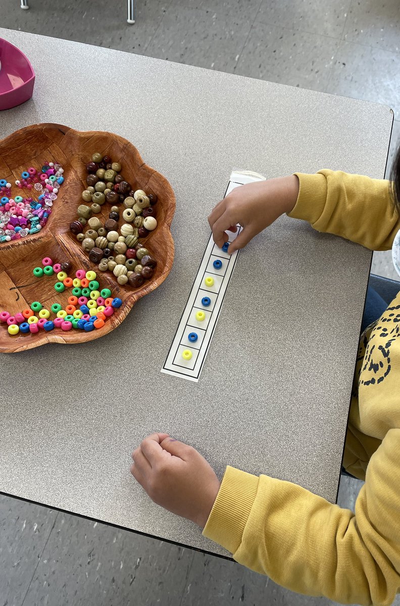 kindieroomthree's tweet photo. We can make a pattern plan before stringing our new patterns onto pipe cleaners. We can create our patterns, recite them, continue them and label them to show what type of pattern they are (eg. AB, colour, shape, size and more!) #maththinkers #patternseverywhere @orioleparkjps https://t.co/L1d03217CX